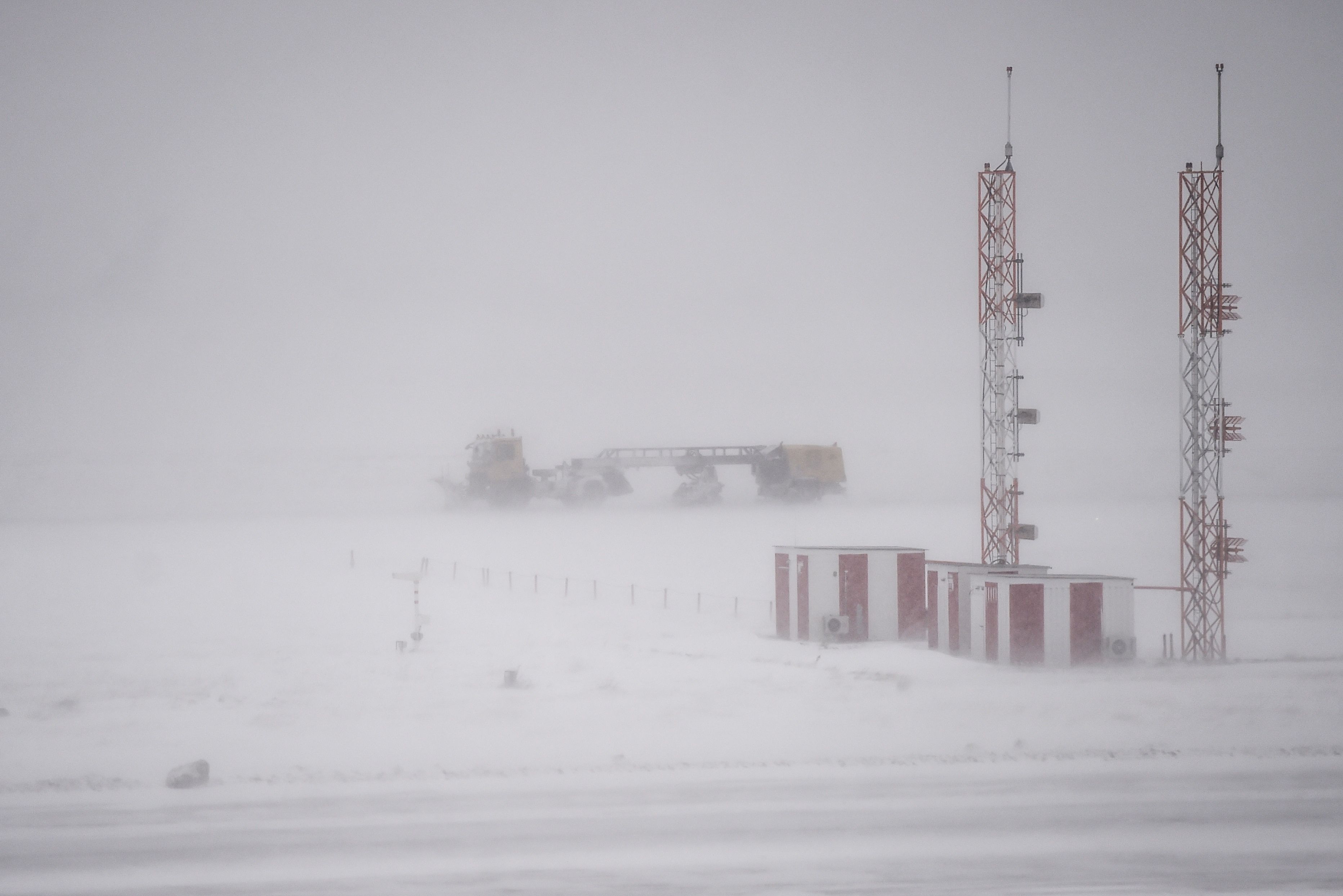 الثلوج تغطى ممرات مطار أتاتورك فى تركيا