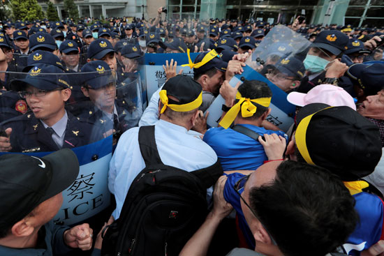 اشتباكات الشرطة ومتظاهرون فى تايوان رافضين إصلاح صناديق التقاعد