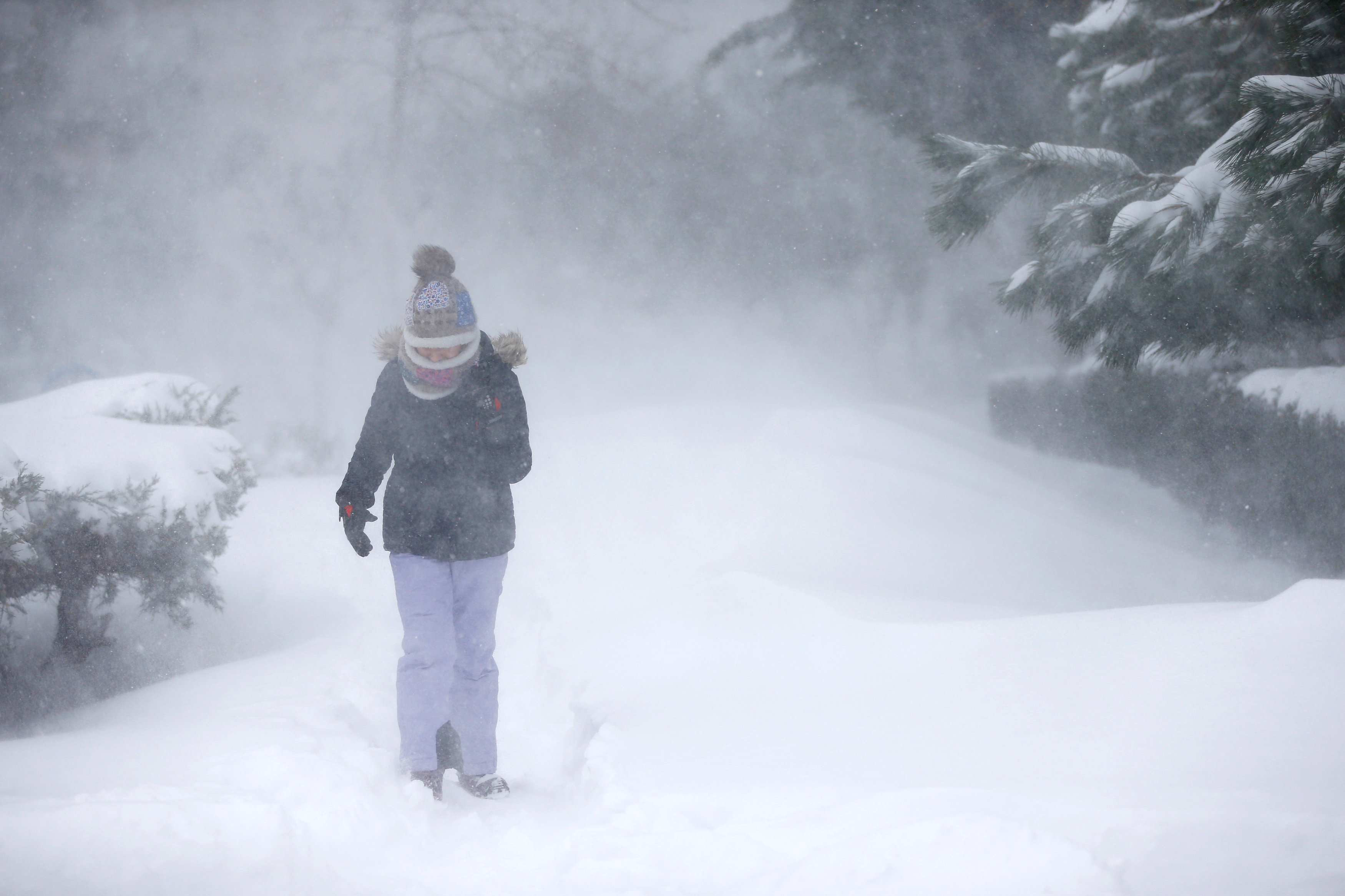 فتاة تمشى وسط الثلوج فى تركيا