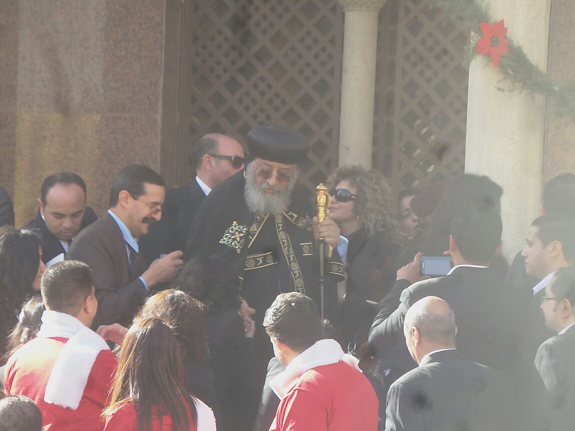 البابا تواضروس يوزع الحلوى على مرنمى الكنيسة