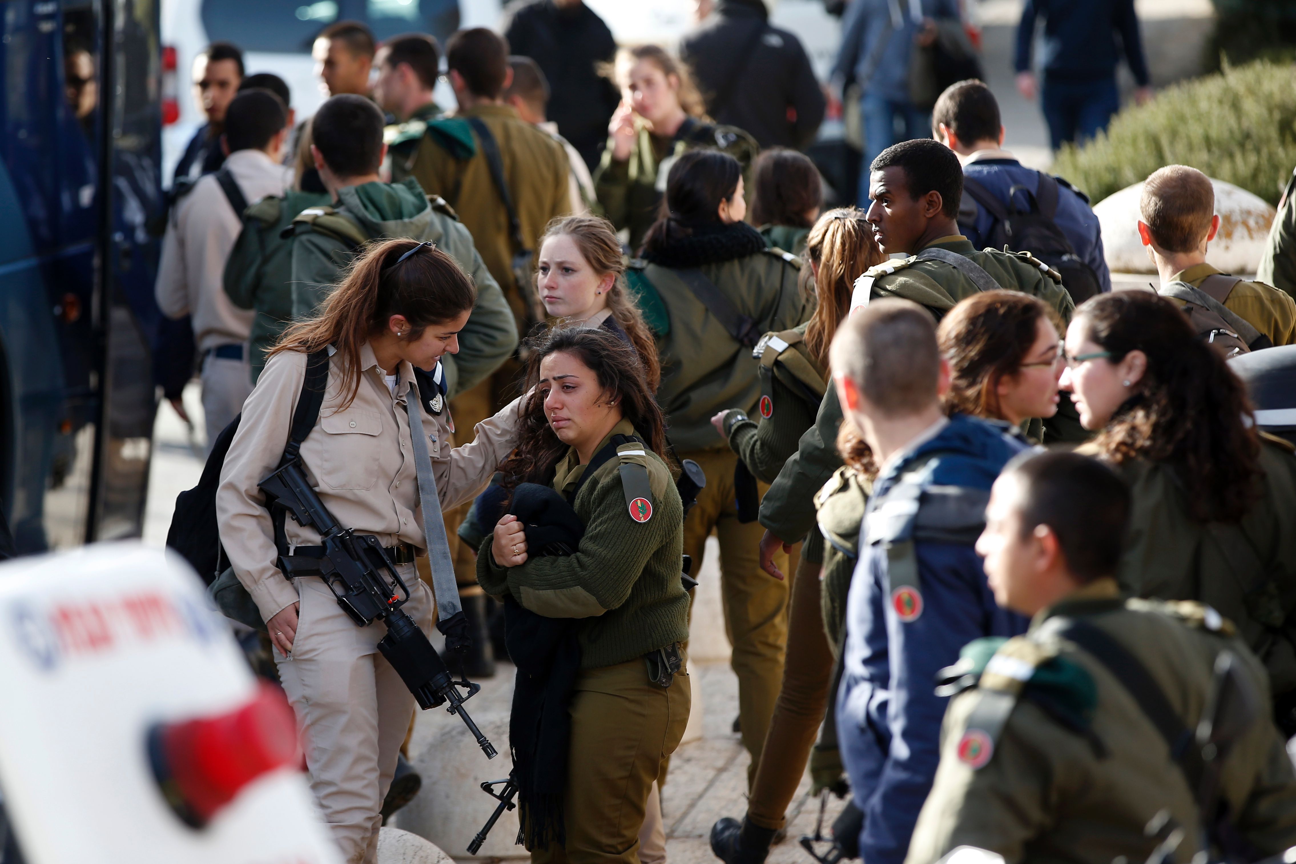 تجمع الجنود الإسرائيليين بالقرب