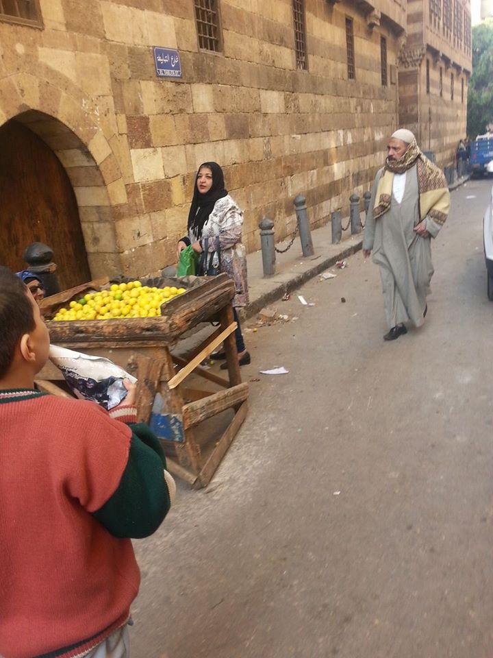الباعة الجائلون يفترشون أمام القصور الأثرية بالقاهرة الفاطمية
