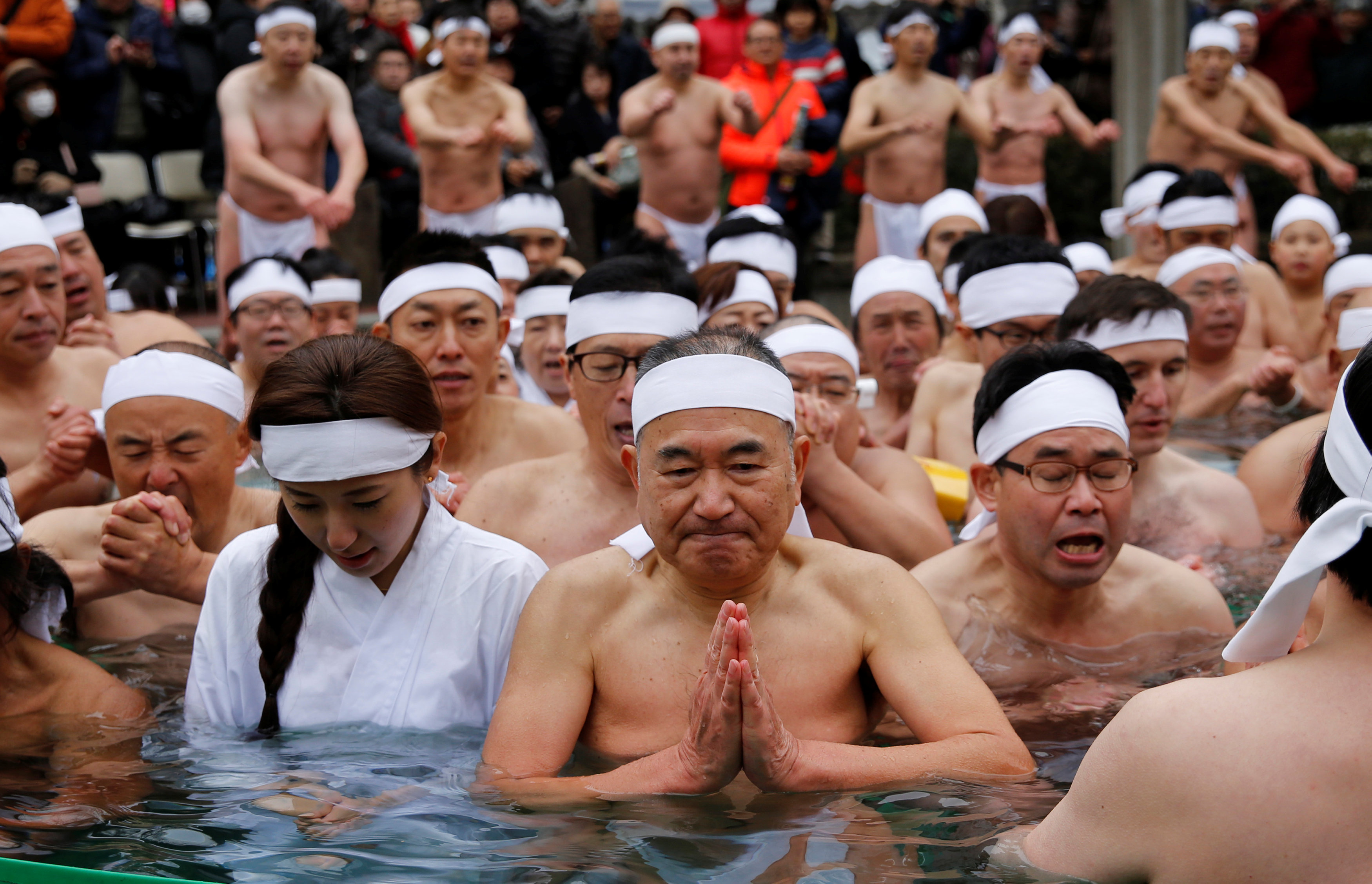 يابانييون يسبحون فى المياة الساقعة