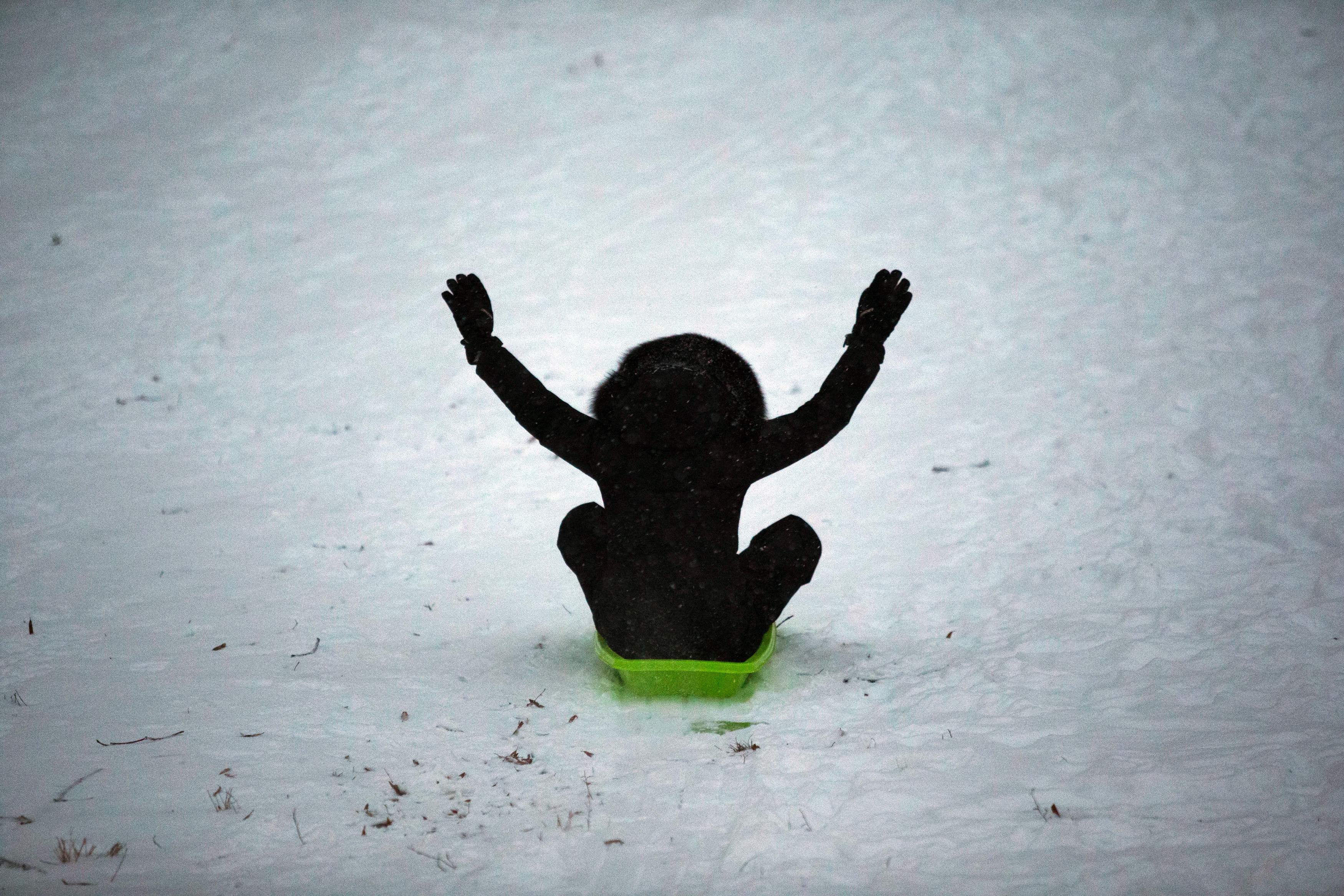 فتاة تتزلج على الثلج