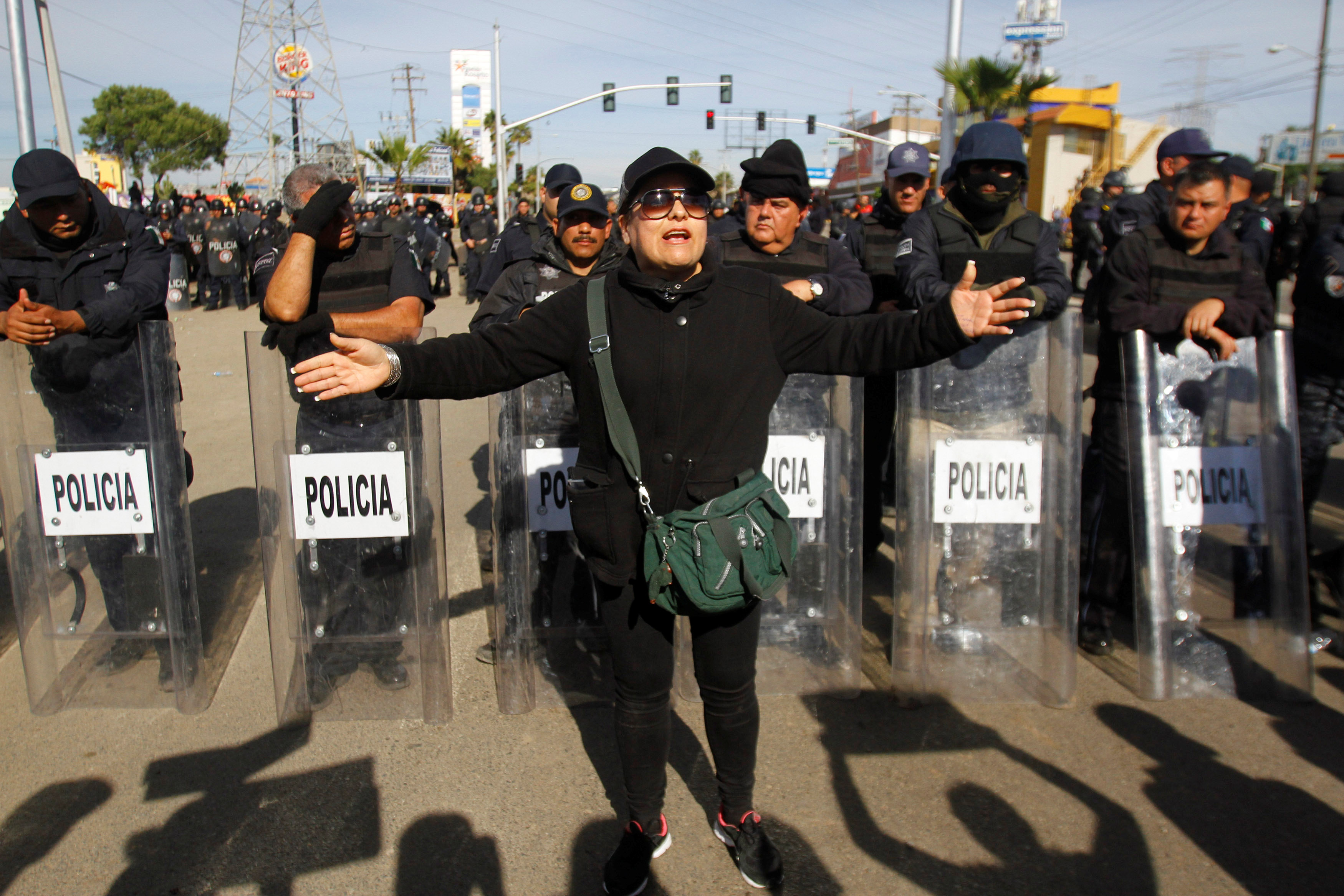 أحد المواطنين أمام الشرطة المكسيكية