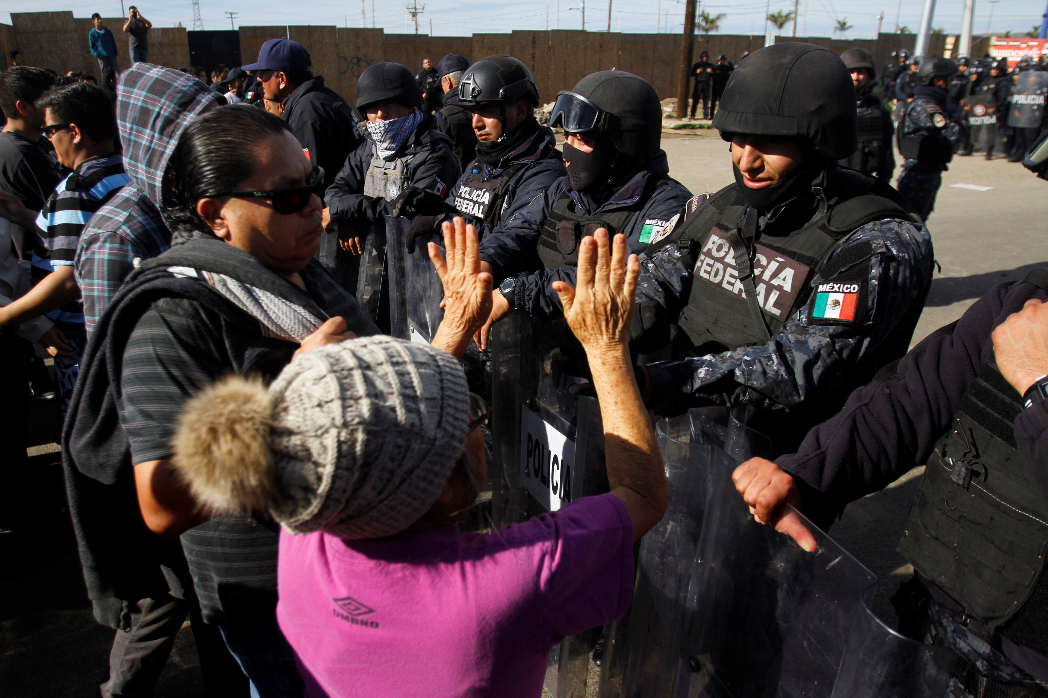 الشرطة المكسيكية أثناء المظاهرات
