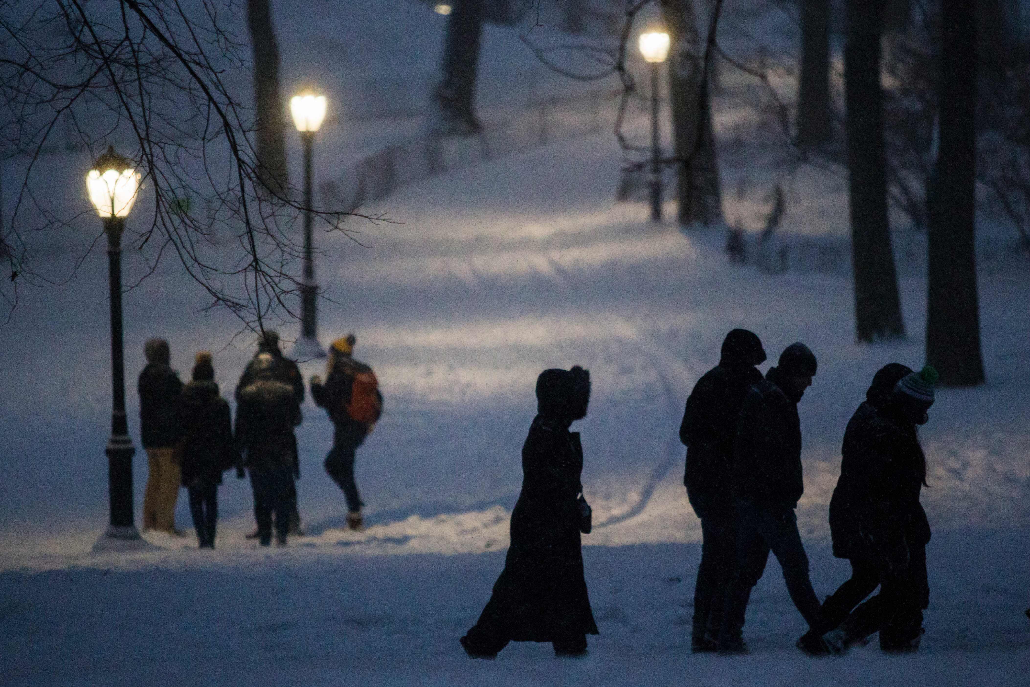 مواطنون أمريكيون يسيرون وسط الثلوج