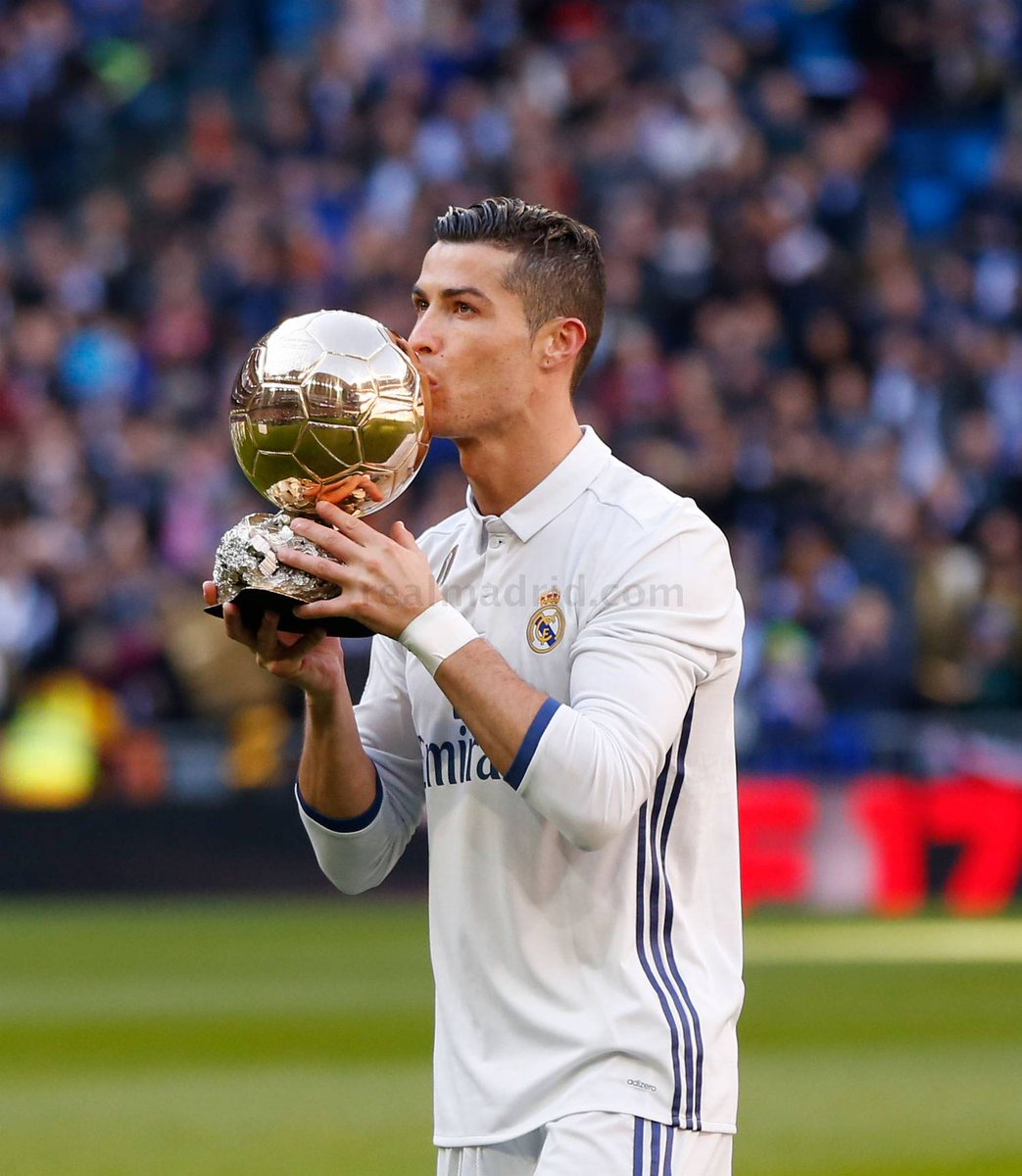 رونالدو يقبل جائزة الكرة الذهبية لأفضل لاعب 2016