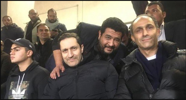 الجماهير يلتقطون الصور مع جمال وعلاء مبارك