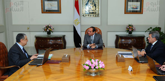 الرئيس عبد الفتاح السيسي  و محمد شاكر وزير الكهرباء والطاقة المُتجددة، وعمرو الجارحي وزير المالية (1)