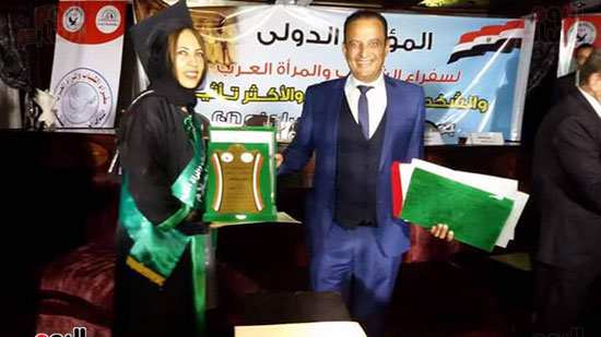 الإعلامي طارق علام يكرم نجوي البارون