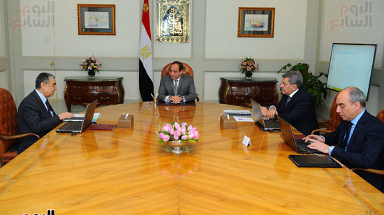 الرئيس عبد الفتاح السيسي  و محمد شاكر وزير الكهرباء والطاقة المُتجددة، وعمرو الجارحي وزير المالية (2)