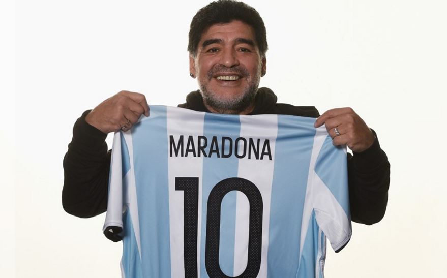 مارادونا يحمل قميصه مع الأرجنتين