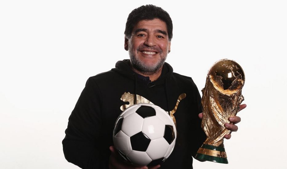 مارادونا يحمل كأس العالم