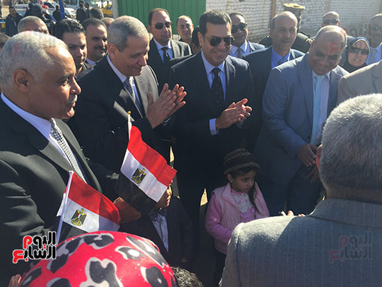 الأطفال-يستقبلون-الوزير-بالإعلام الأطفال-يستقبلون-الوزير-بالإعلام