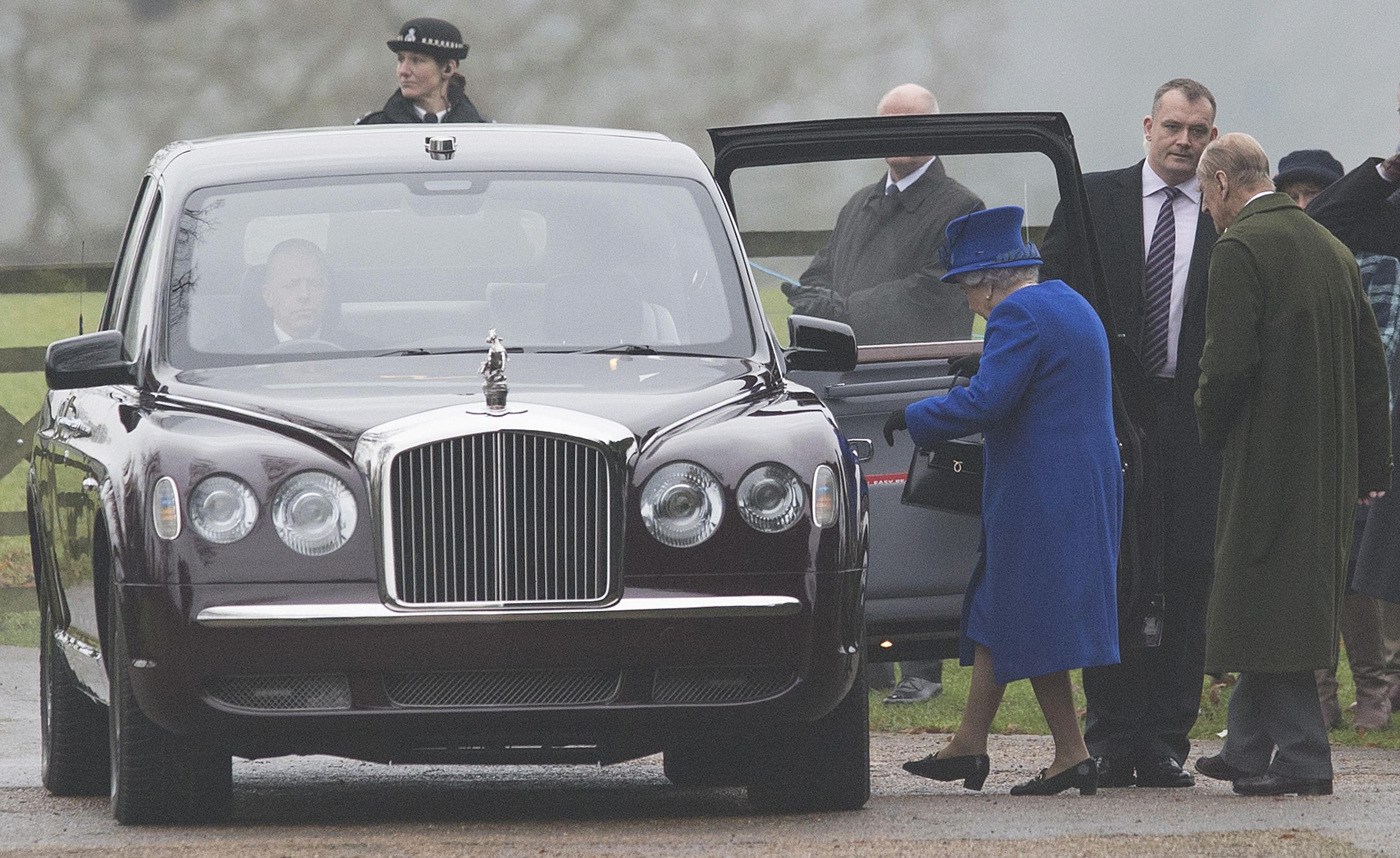 ملكة بريطانيا إليزابيث الثانية تظهر بعد تعافيها من نزله برد حاده مع زوجها الأمير فيليب  (2)