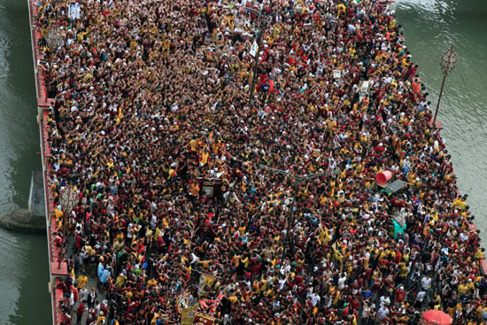 الآلاف فوق جسر جونز فى الفلبين خلال مسيرة الناصرى الأسود