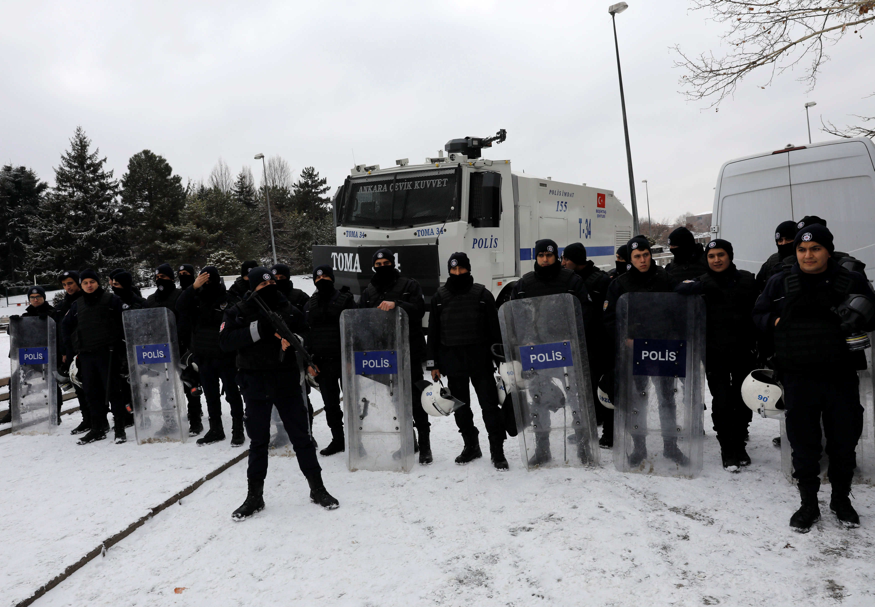 تمركز لقوات الشرطة التركية لمنع مظاهرة من الوصول لمقر البرلمان
