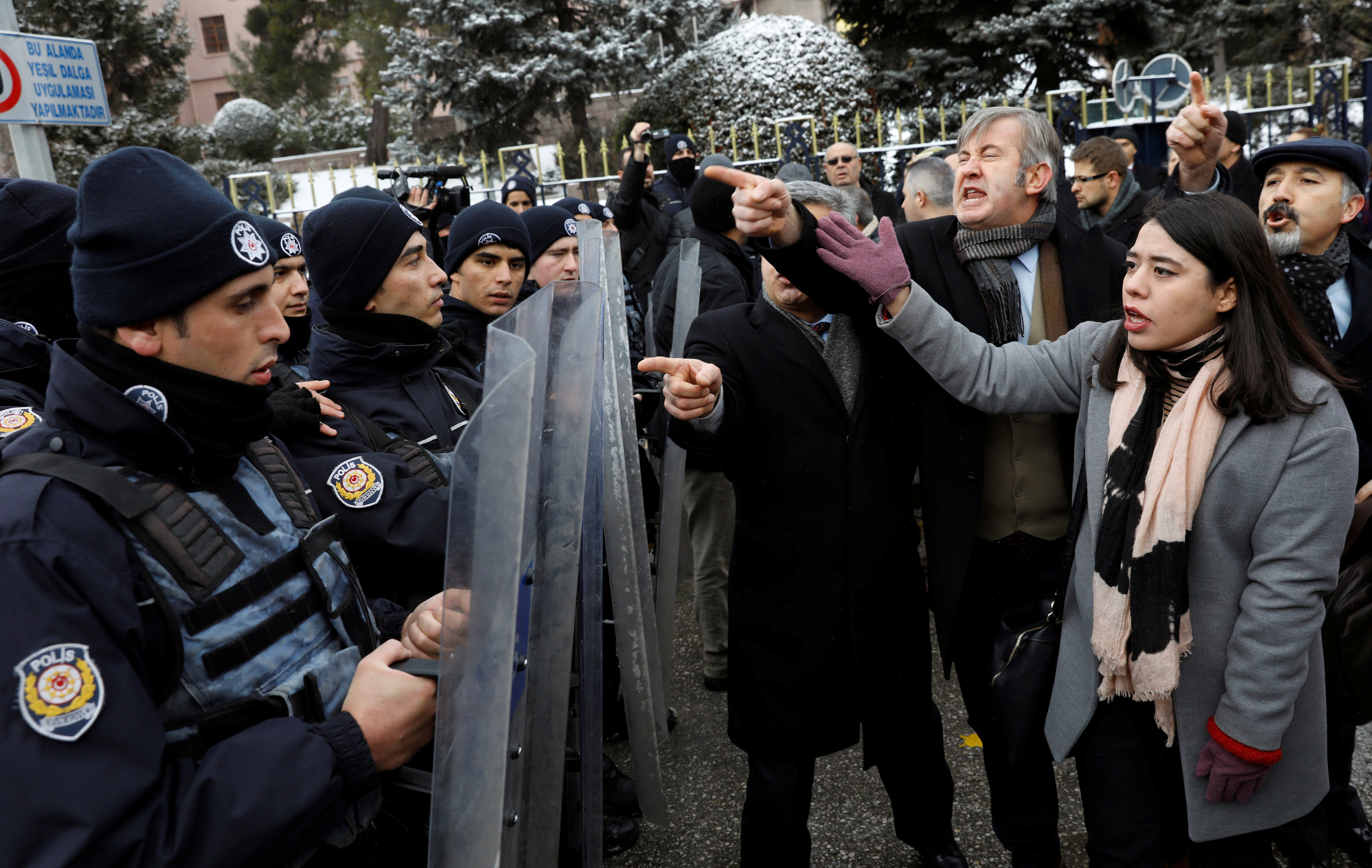 متظاهرون يعبرون عن رفضهم للتعديلات الدستورية لمنح صلاحيات واسعة للرئيس التركى