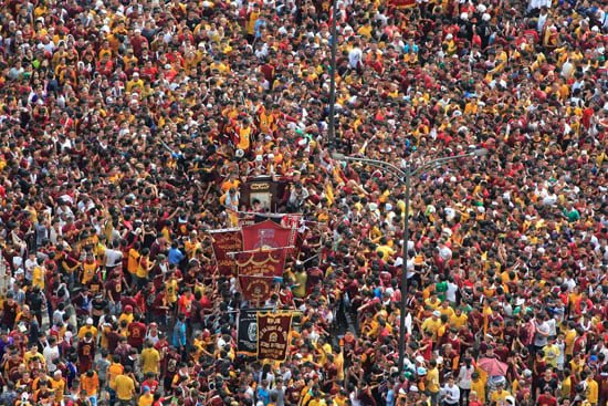 ملايين الأقباط الكاثوليك يشاركون فى مسيرة الناصرى الأسود للتبرك به