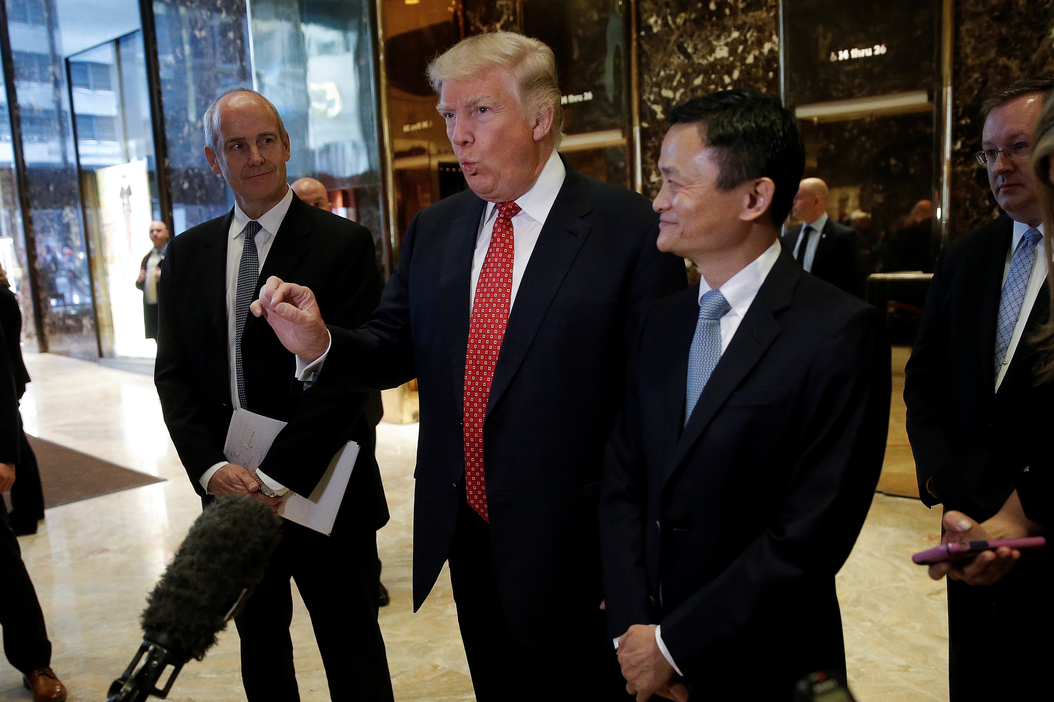 ترامب والرئيس التنفيذى لشركة على بابا الصينية يتحدثان لوسائل الإعلام