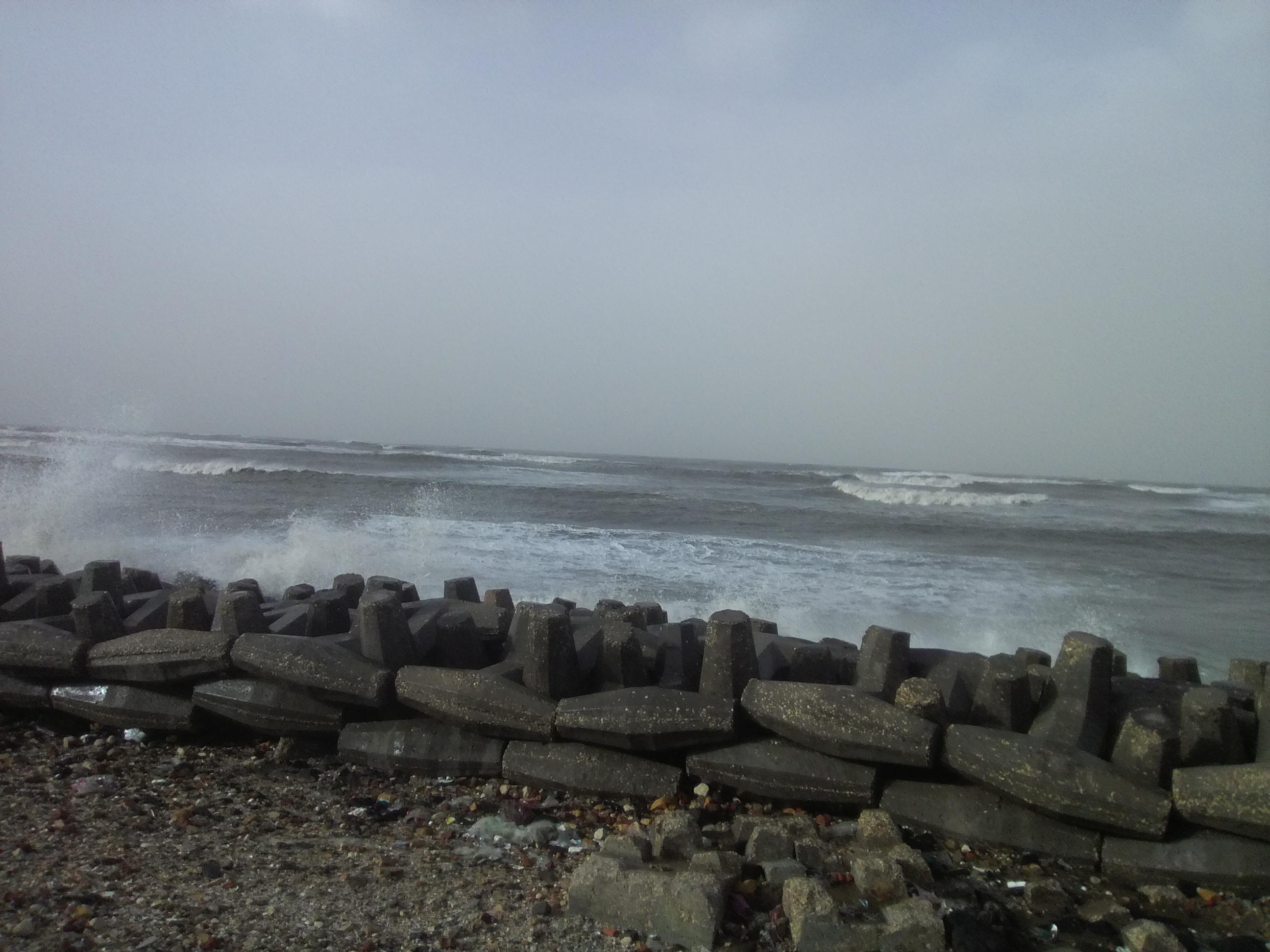 1- ارتفاع أمواج البحر والرياح الشديدة تتعرض لها منطقة شمال كفر الشيخ
