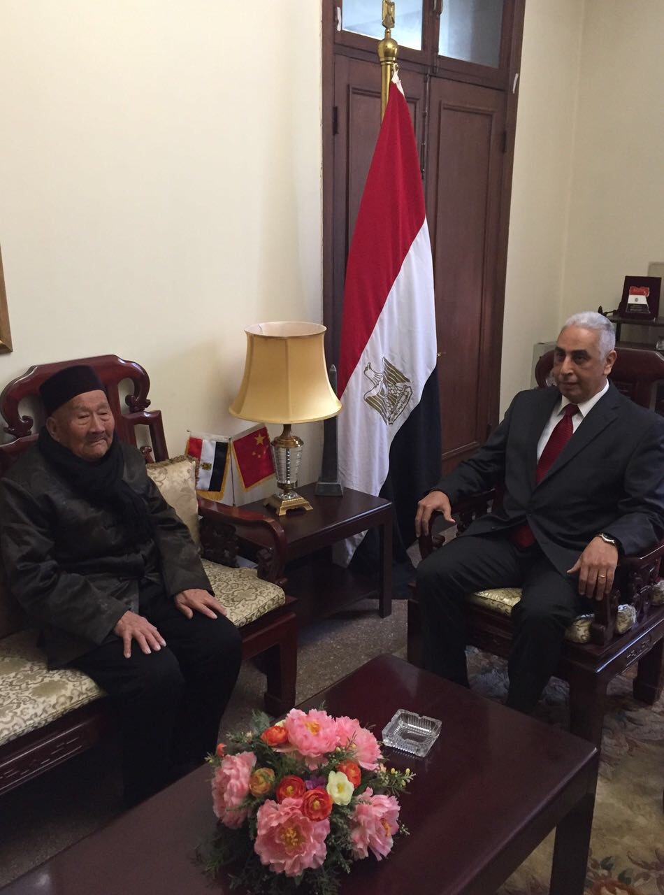 السفير المصرى يلتقى أكبر معمر صينى