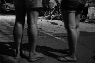 مواطنو باياتاس ينظرون إلى جثة على جانب الطريق فى ٣٠ نوفمبر الماضى.