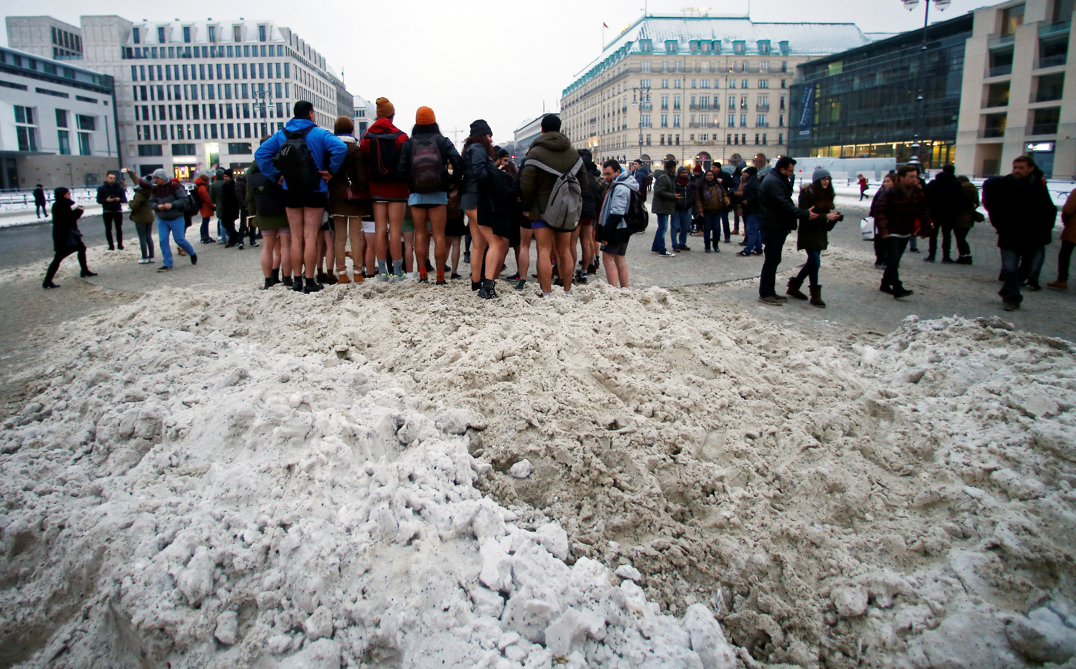 صورة جماعية فى الثلوج أمام بوابة براندنبورغ في برلين