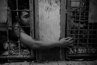 سجين يمسك يد زوجته المسجونة فى سجن مالات فى ١٠ ديسمبر الماضى.
