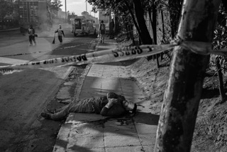 ضحية لحملة دوتيرتى وجدت على جانب الطريق فى منطقة نافوتاس بمانيلا فى ٣٠ نوفمبر الماضى.