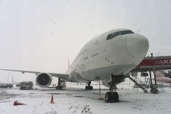 توقف حركة الطيران فى مطار أتاتورك بسبب العواصف الثلجة بتركيا