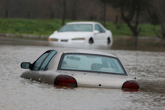 المياه تغمر سيارة بالكامل فى مدينة بيتالوما الأمريكية