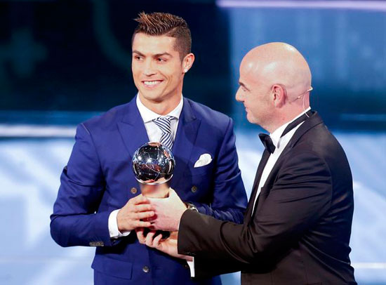 انفانتينو يسلم رونالدو جائزة أفضل لاعب فى العالم
