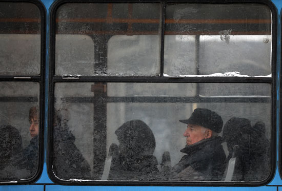 الشبورة تغطى زجاج وسائل المواصلات فى بلغاريا بسبب برودة الطقس