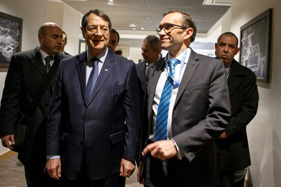 الرئيس القبرصى اليونانى نيكوس اناستاسيادس والمستشار الخاص للأمين العام للأمم المتحدة فى قبرص اسبن بارث ايدى