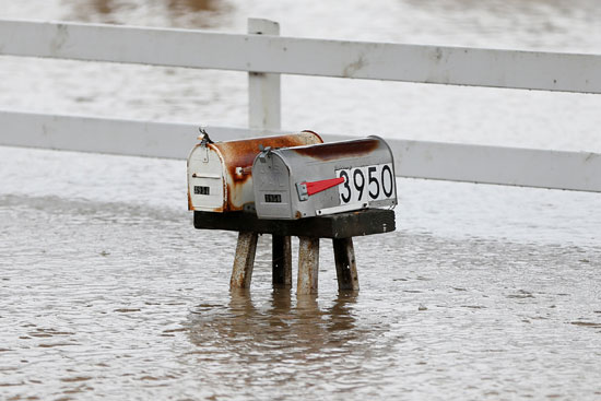 مياه العاصفة الشتوية فى بيتالوما الأمريكية تغطى صناديق البريد