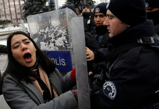 فتاة تتظاهر ضد التعديلات الدستورية لتوسيع صلاحيات الرئيس التركى