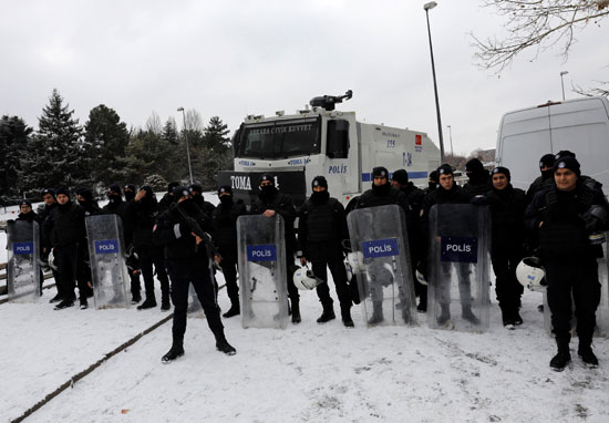 تمركز لقوات الشرطة التركية لمنع مظاهرة من الوصول لمقر البرلمان