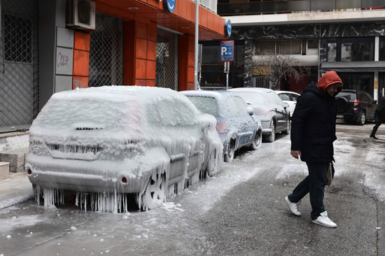 سيارات متجمدة بسبب تساقط الثلج فى اليونان