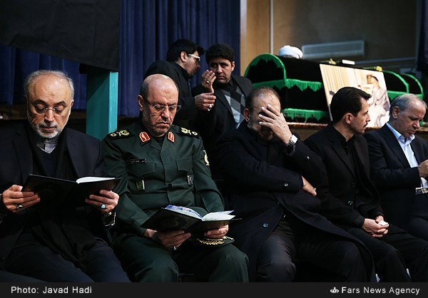 مسئوليين إيرانيين بجوار نعش رفسنجانى