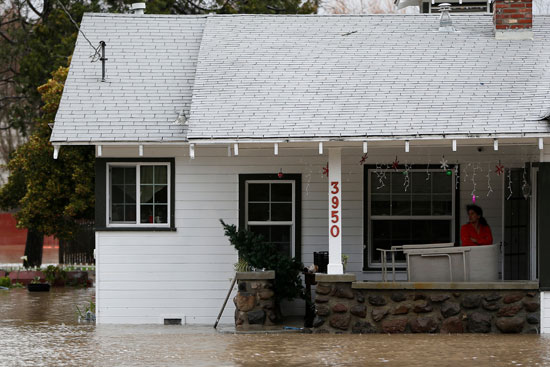 مياه العاصفة الشتوية تغمر المنازل فى مدينة بيتالوما الأمريكية