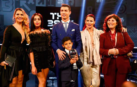رونالدو يرفع جائزة أفضل لاعب
