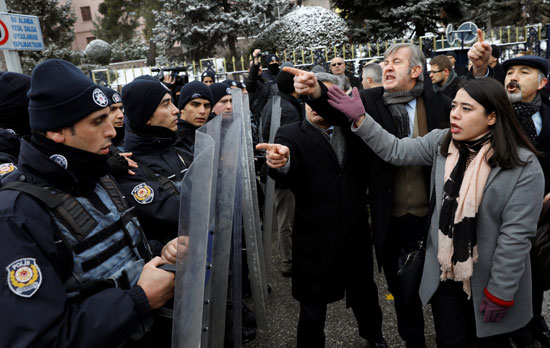 مشاحنات بين متظاهرين ضد التعديلات الدستورية والشرطة التركية