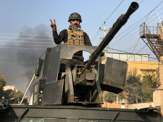 جندى عراقى يرفع علامة النصر بعد مواجهات مع داعش
