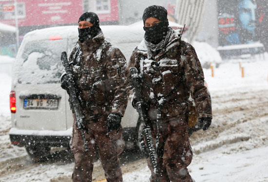  شرطيان مسلحان فى السوق بتركيا والثلج يغطى ملابسهما