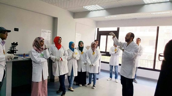 دكتور عمرو مع عدد من الطلبة