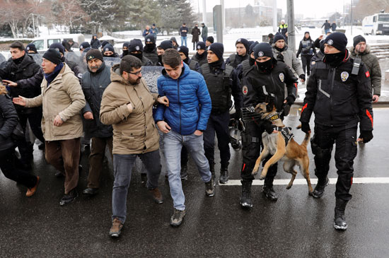 الشرطة التركية تستخدم الكلاب لمواجهة مظاهرة ضد التعديلات الدستورية