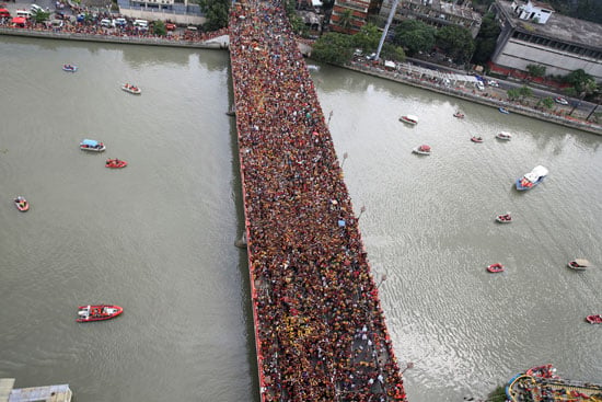 ملايين الفلبينيين يعبرون جسر جونز خلال مسيرة الناصرى الأسود