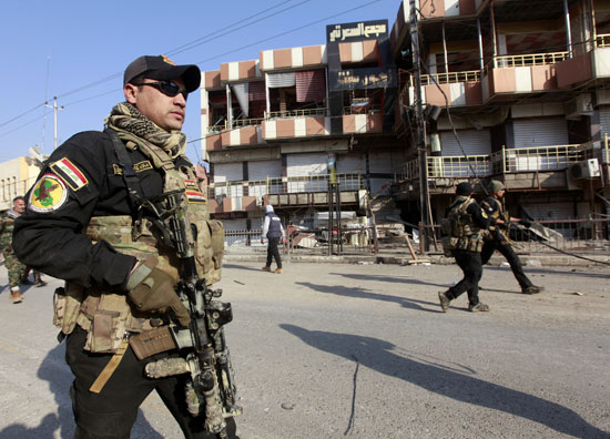 أفراد الشرطة العراقية تنتشر فى شوارع الموصل بعد مواجهات عنيفة مع داعش